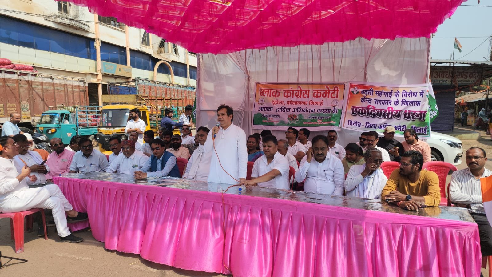 भिलाई शहर जिला कांग्रेस कमेटी ने बढ़ती महंगाई के लिए दोषी केंद्र सरकार के विरोध में दिया एक दिवसीय धरना