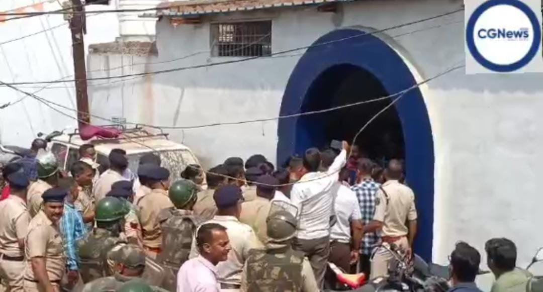 दुर्ग ब्रेकिंग 🟦 धर्मांतरण के आरोप में जमकर बवाल 🟥 विरोध में पहुंचे लोगों पर फेंका पत्थर, डेढ़ दर्जन को चोट 🟩 पद्मनाभपुर थाना पहुंचे घायल