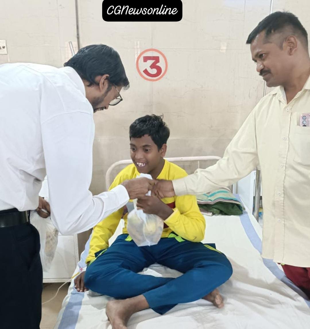 सुपेला शासकीय अस्पताल में मरीजों को बांटा 100 किलो फल 🟩 शीघ्र स्वास्थ्य लाभ की कामना
