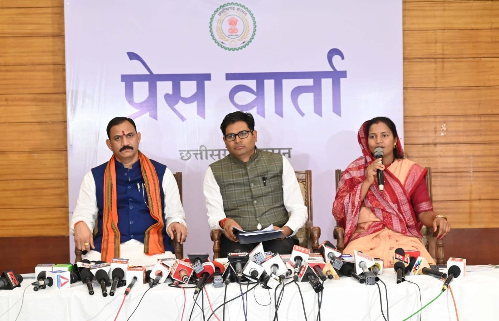 ब्रेकिंग न्यूज़ प्रधानमंत्री नरेंद्र मोदी रविवार महतारी वंदन योजना के तहत 70 लाख से अधिक महिलाओं को ऑनलाइन राशि बैंक खातों में करेंगे ट्रांसफर