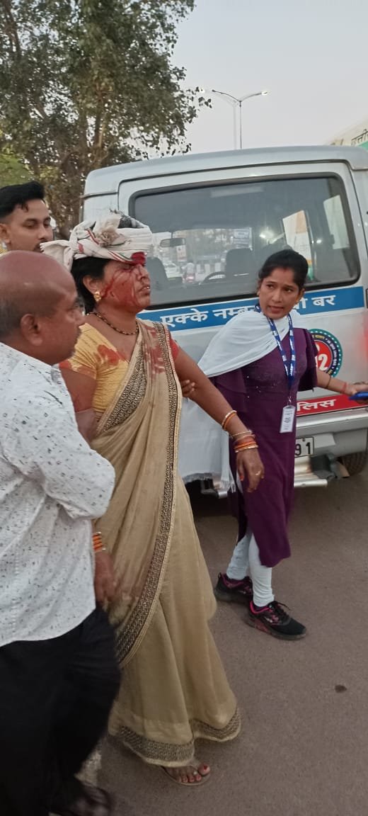 अभी-अभी ई-रिक्शा ने खड़ी ट्रक को मारी ठोकर, ड्राइवर व सवार तीन महिला घायल