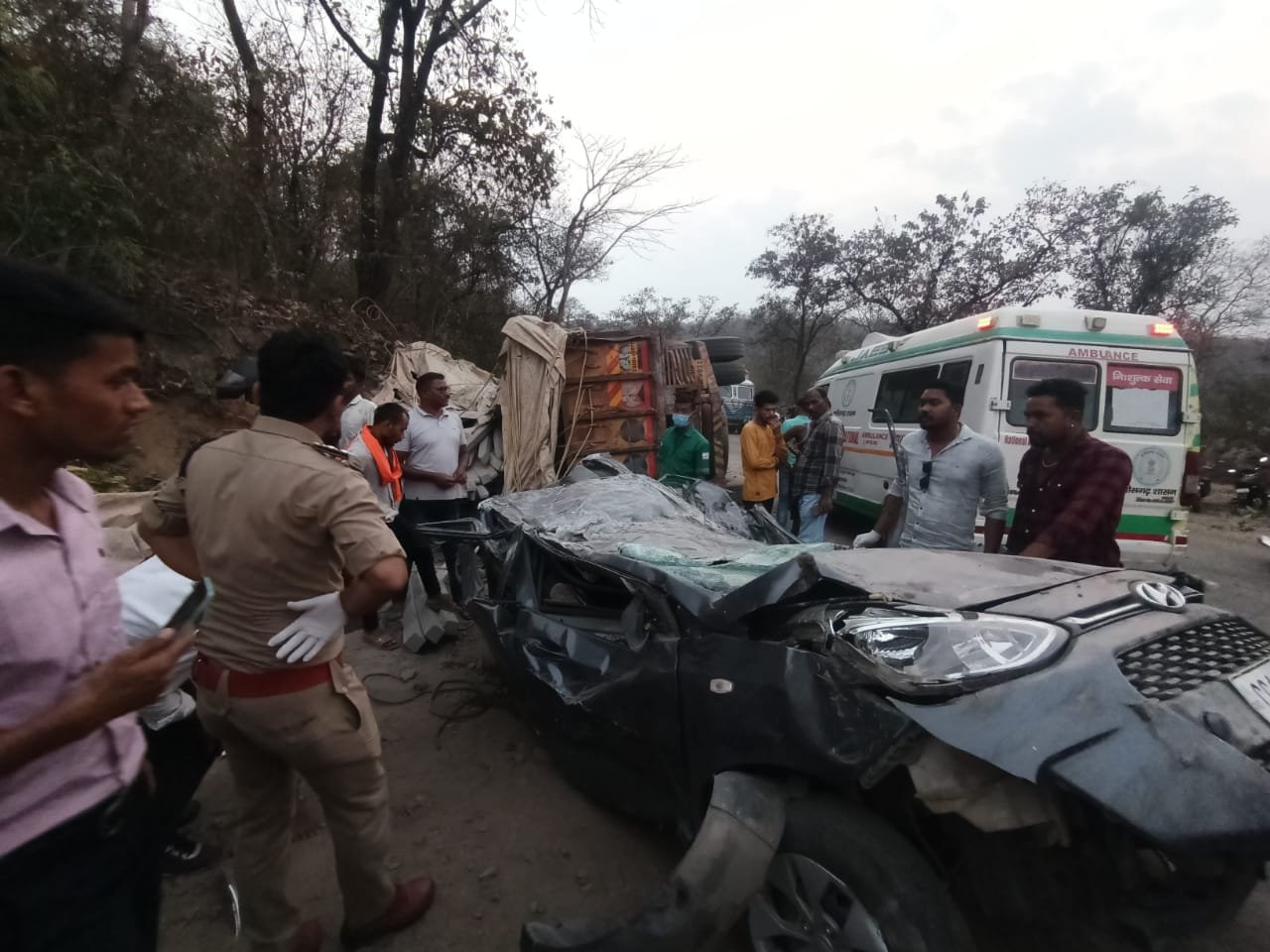 CG Breaking News : सीमेंट पोल से भरी ट्रक कार पर पलटी, चार की मौत, जांच और बचाव में जुटी पुलिस