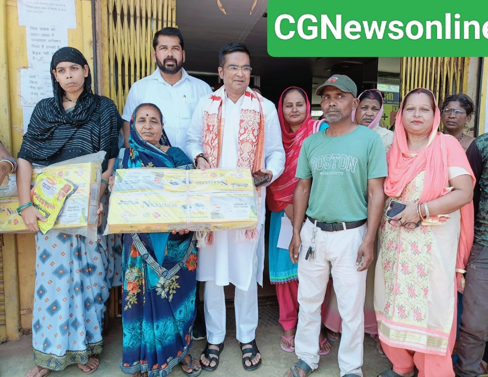 गैस सिलेंडर और चूल्हा पा कर खिले महिलाओं के चेहरे 🟦 विधायक रिकेश ने पूछा महतारी वंदन की किश्त खाता में आ गयी.…❓