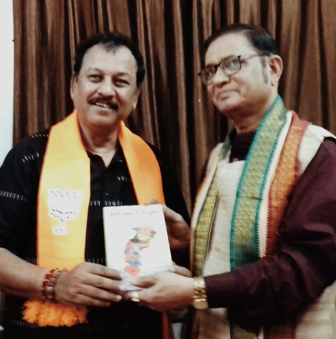 आचार्य डॉ.शर्मा ने सांसद को सौंपी “छत्तीसगढ़ में संस्कृत पुस्तक” ‌‌ राज्य में संस्कृत विश्वविद्यालय यथाशीघ्र