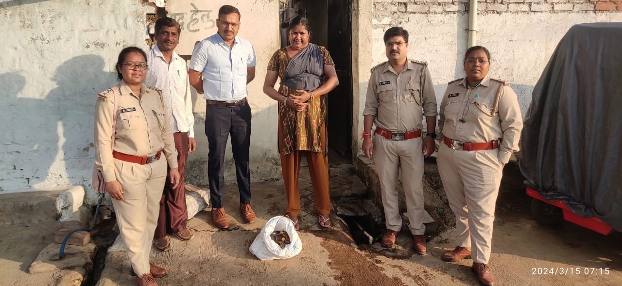 कुंदरा पारा भिलाई तीन में अवैध रूप से महिला बेच रही थी देशी मदिरा, गिरफ्तार, 40 पौव्वा देशी मदिरा मसाला जप्त