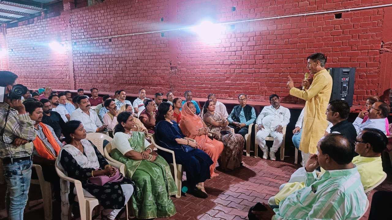 विजय को वैशाली नगर से एक लाख मतों से “विजय” दिलाने भाजपाइयों ने कसी कमर 🔵 विधायक रिकेश सेन के कार्यालय में बनी रणनीति