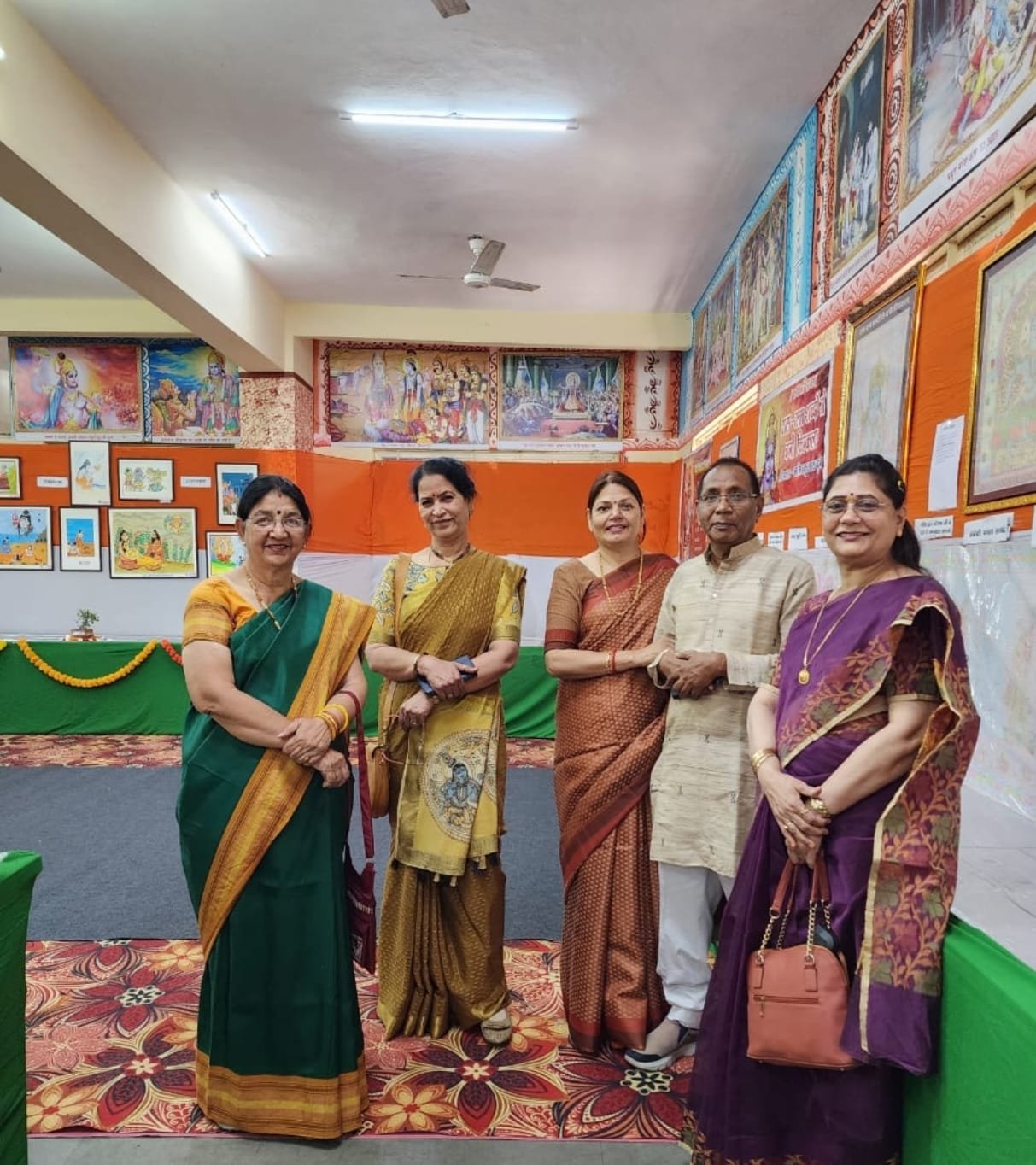 भोपाल में भिलाई के चित्रकार ललित दुबे का प्रेजेंटेशन, राम-राम शब्दों से बना दिया राम दरबार एवं रामायण के प्रसंग भोपाल में भिलाई के चित्रकार ललित दुबे का प्रेजेंटेशन, राम-राम शब्दों से बना दिया राम दरबार एवं रामायण के प्रसंग
