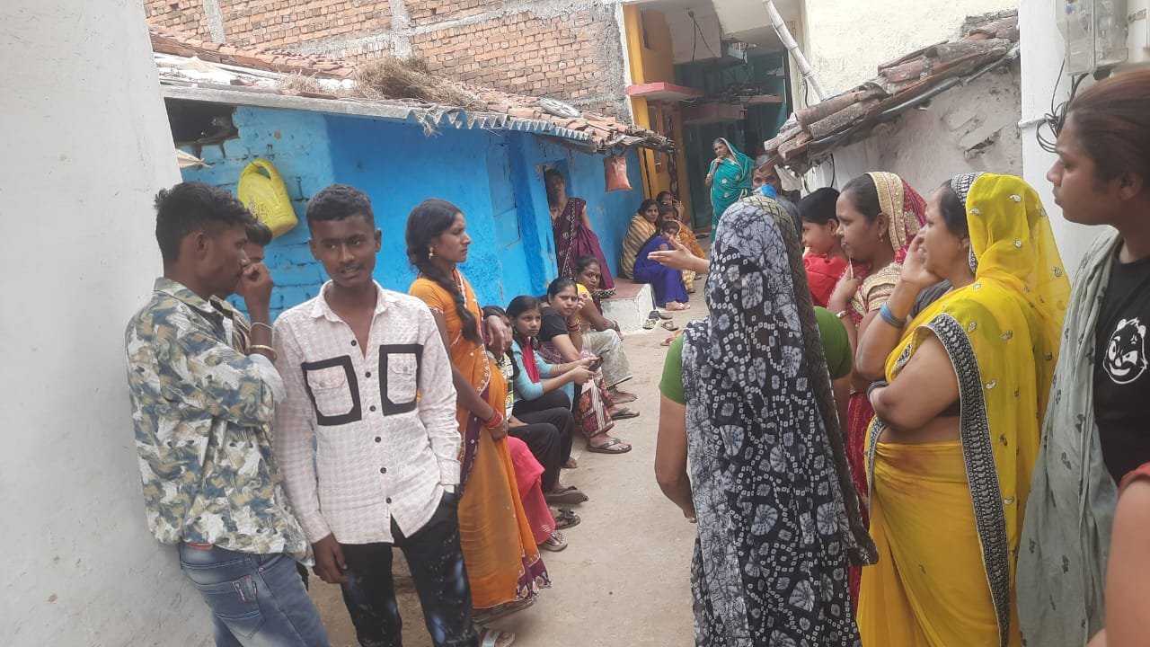दुर्ग ब्रेकिंग : कपड़ा सुखा रही महिला को लगा करंट, बचाने पहुंचे ससुर भी आए चपेट में, दोनों की घटनास्थल पर मौत, दुर्ग कोतवाली थाने की घटना