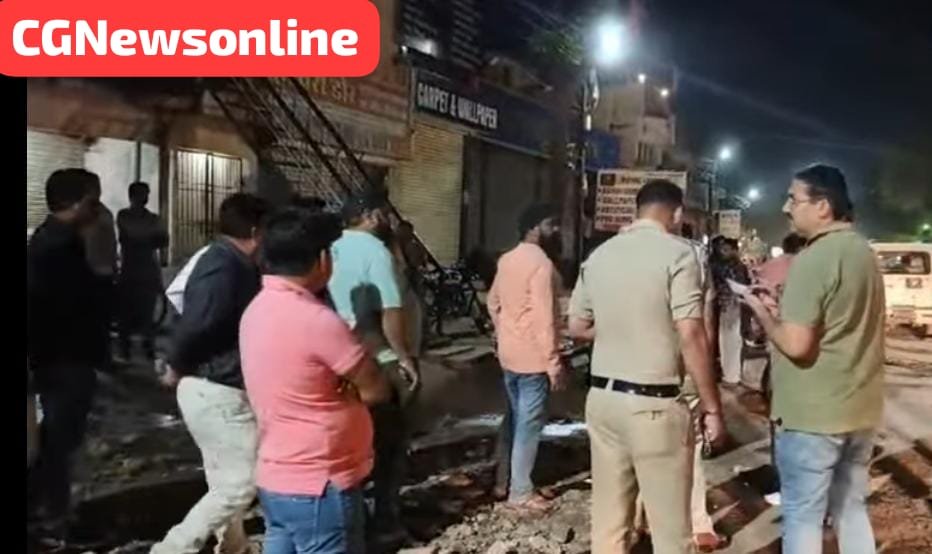 Accident News 🛑 खून से लाल हुई भिलाई की ये सड़क, लोडिंग वाहन की चपेट में आने से 2 लोगों की दर्दनाक मौत