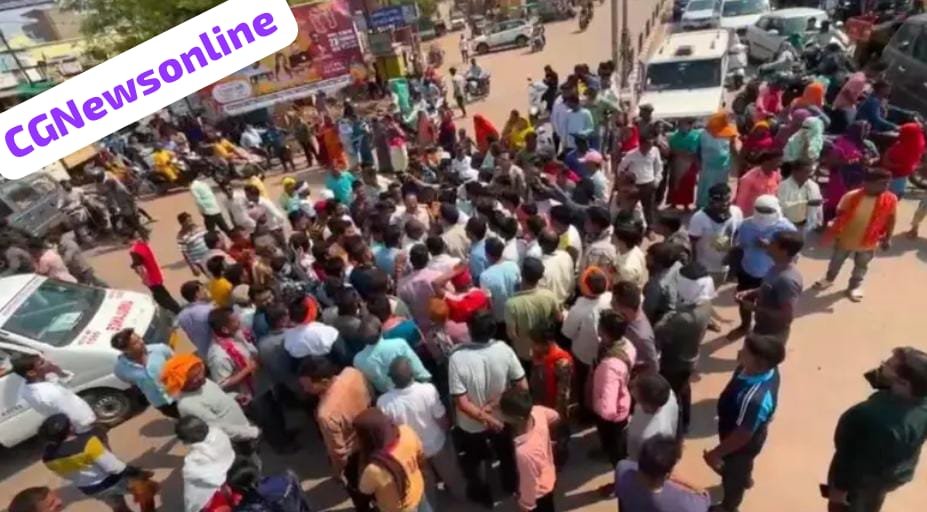 सड़क हादसे के बाद फूटा लोगों का गुस्सा 🛑 भिलाई कोहका चौक पर चक्काजाम 🛑 मृतक मणिराम के परिजनों ने मांगा नौकरी और मुआवजा