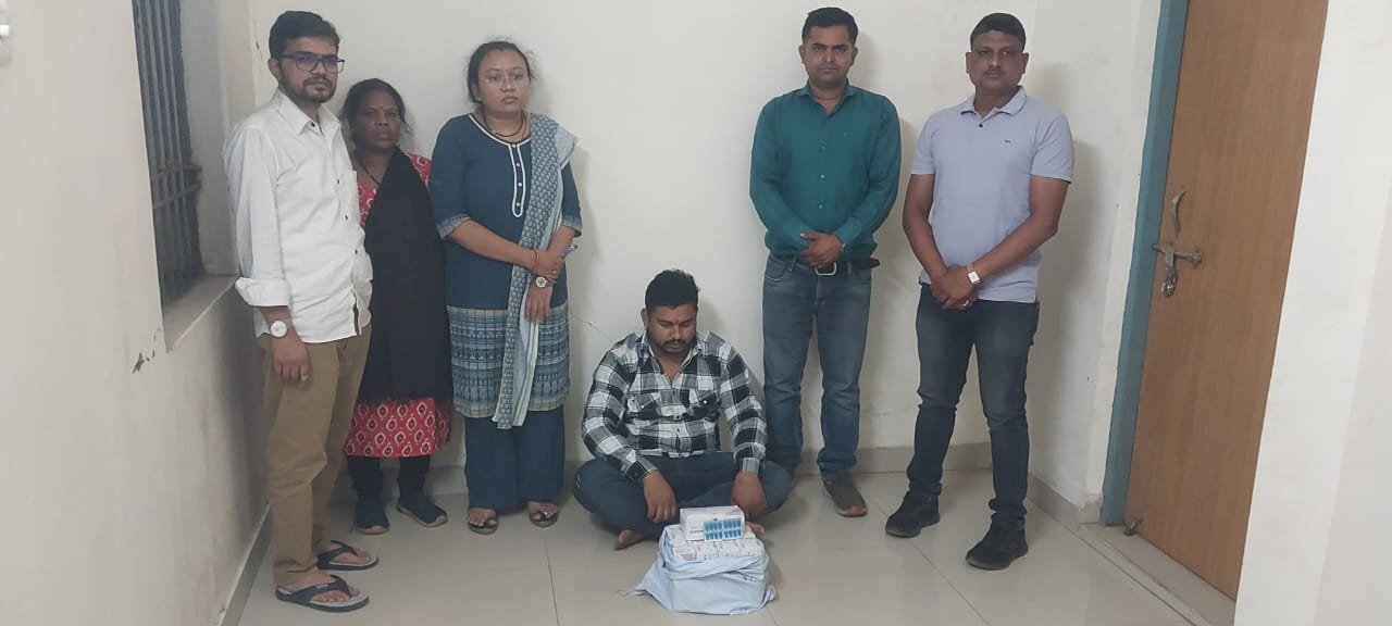 औषधि प्रशासन एवं पुलिस विभाग की संयुक्त कार्यवाही : भिलाई में नशीली दवाई बेचते हुए पकड़ा गया आरोपी, 2200 कैप्सूल जप्त