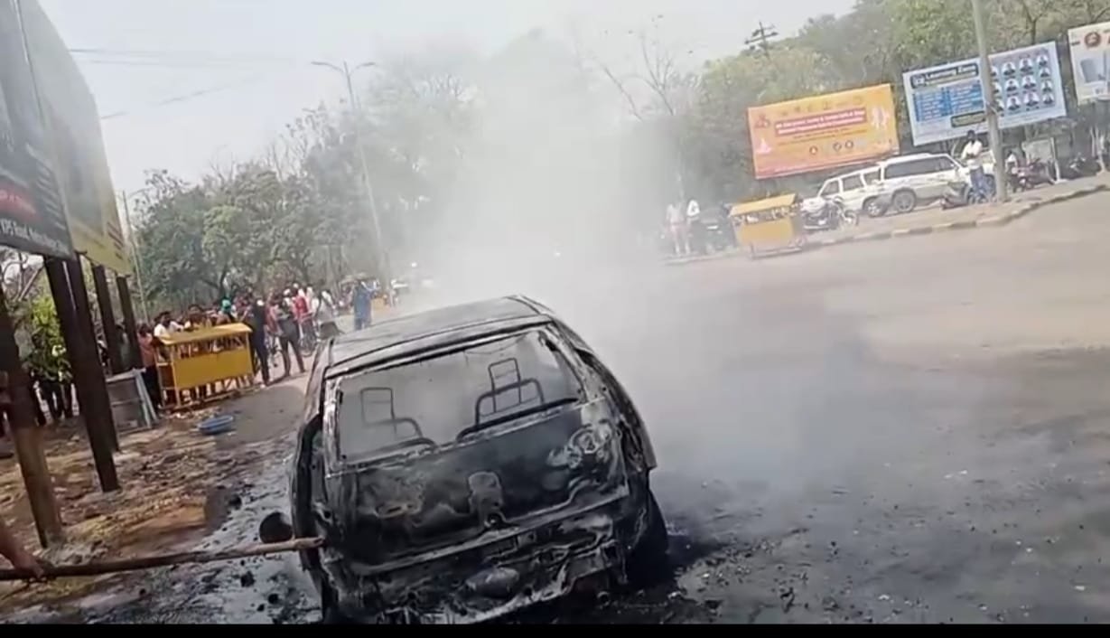 फॉरेस्ट एवेन्यू रोड पर दौड़ती कार में लगी आग, चालक ने सूझबूझ से बचाई अपनी जान, कार जलकर खाक फॉरेस्ट एवेन्यू रोड पर दौड़ती कार में लगी आग, चालक ने सूझबूझ से बचाई अपनी जान, कार जलकर खाक