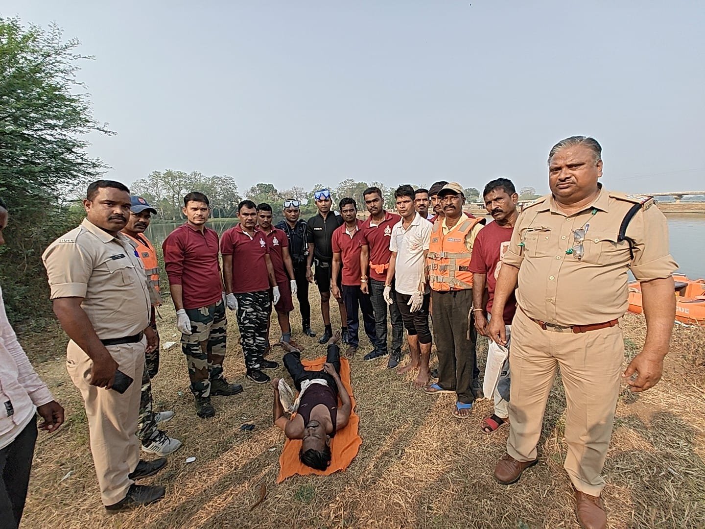 शिवनाथ नदी में डूबने से युवक की मौत, एसडीआरएफ दुर्ग टीम ने 2 घंटे तक किया प्रयास, निकाली बॉडी शिवनाथ नदी में डूबने से युवक की मौत, एसडीआरएफ दुर्ग टीम ने 2 घंटे तक किया प्रयास, निकाली बॉडी