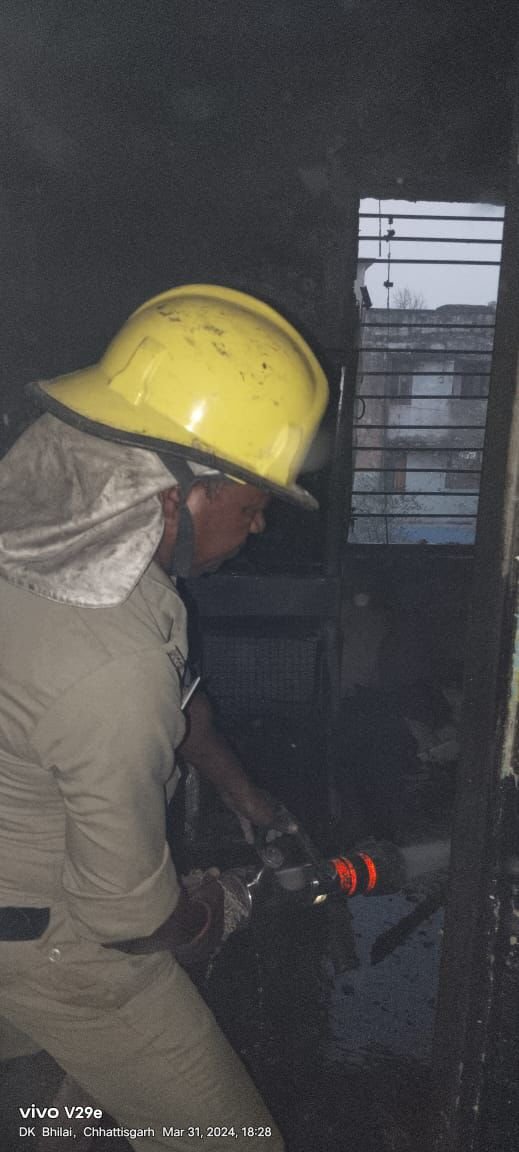 टाउनशिप सेक्टर 6 के तीसरे माले पर स्थित आवास में लगी आग, अग्निशमन एवं आपातकालीन सेवा दुर्ग टीम ने एक गाड़ी पानी की बौछार से बुझाया