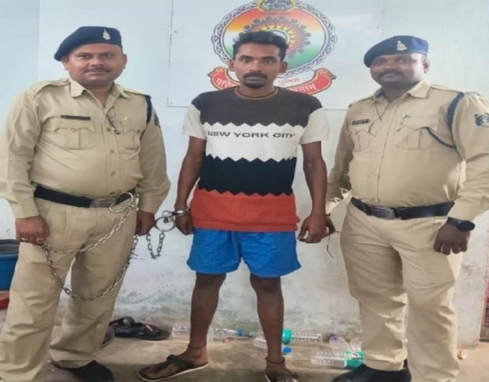 अर्जुन नगर दशहरा मैदान में युवक दिनदहाड़े राहगीरों को बंडा (दाब) हथियार दिखा कर रहा था भयभीत, पहुंची पुलिस भेजा जेल