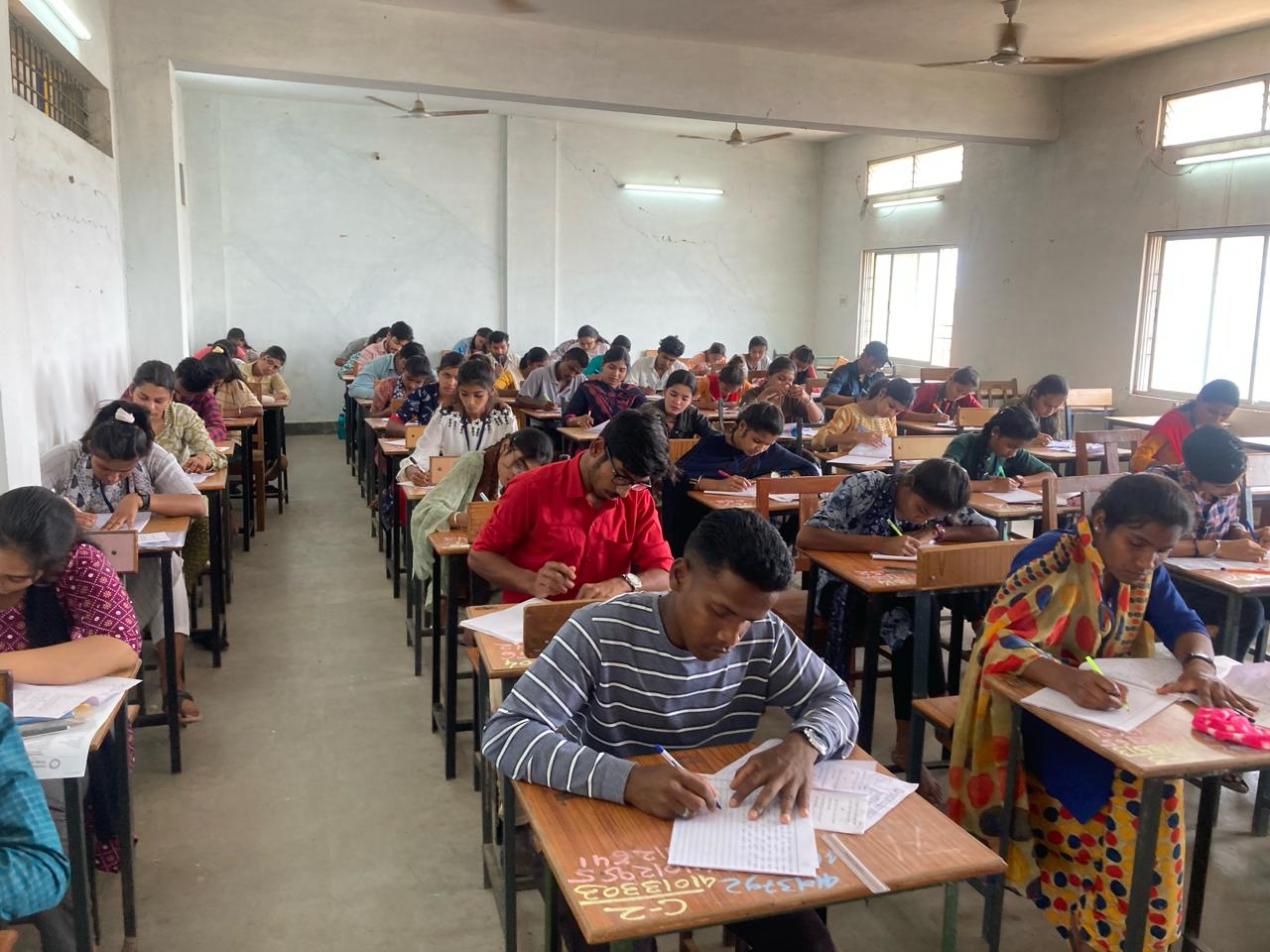 हेमचंद यादव विश्वविद्यालय वार्षिक परीक्षा 2024 : का तीसरे दिन अधिकारियों ने किया 10 परीक्षा केन्द्रों का आकस्मिक निरीक्षण, नहीं मिला एक भी नकलची
