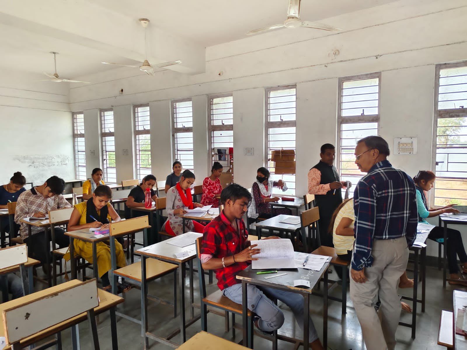 हेमचंद यादव विश्वविद्यालय की वार्षिक परीक्षाओं में विश्वविद्यालय के अधिकारियों का आकस्मिक अवलोकन, 12 नकलची धरे गए, तीन मोबाइल फोन जप्त