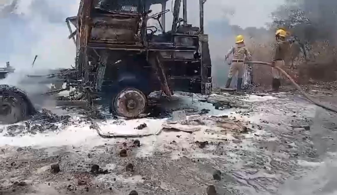 दुर्ग ब्रेकिंग : पटाखे से भरी ट्रक में लगी भीषण आग, आसपास के खेतों को भी लिया चपेट में, अग्निशमन टीम ने पहुंच कर बुझाई आग, 400 मीटर दूरी पर था पटाखों का गोदाम
