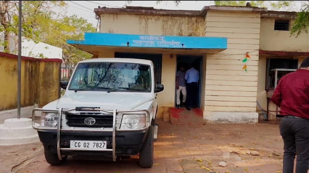 दुर्ग संभाग ब्रेकिंग : लाखों रुपये रिश्वत लेते रंगे हाथ पकड़ाया एसडीओ, बिल पास करने के नाम पर ठेकेदार से मांग रहा था रुपए दुर्ग संभाग ब्रेकिंग : लाखों रुपये रिश्वत लेते रंगे हाथ पकड़ाया एसडीओ, बिल पास करने के नाम पर ठेकेदार से मांग रहा था रुपए