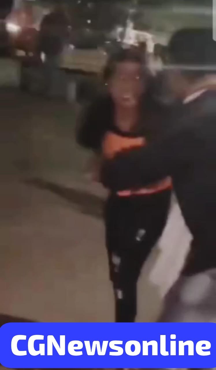 देर शाम बीच सड़क लड़कियों के दो गुट में जमकर मारपीट का विडियो वायरल 🛑 छत्तीसगढ़ की न्यायधानी बिलासपुर का यह मामला नहीं पहुंचा थाना 🟢 विडियो देख तफ्तीश में जुटी पुलिस