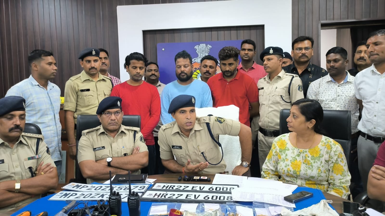 कार से घूमते वॉकी-टॉकी पर बात कर छत्तीसगढ़ के सूने मकान को बनाते थे निशाना 🛑 भोपाल के अंतर्राज्यीय तीन आरोपियों को दुर्ग पुलिस ने धरदबोचा 🔵 कार की बोनट में छिपा रखा था गहनों और कैश की पोटली