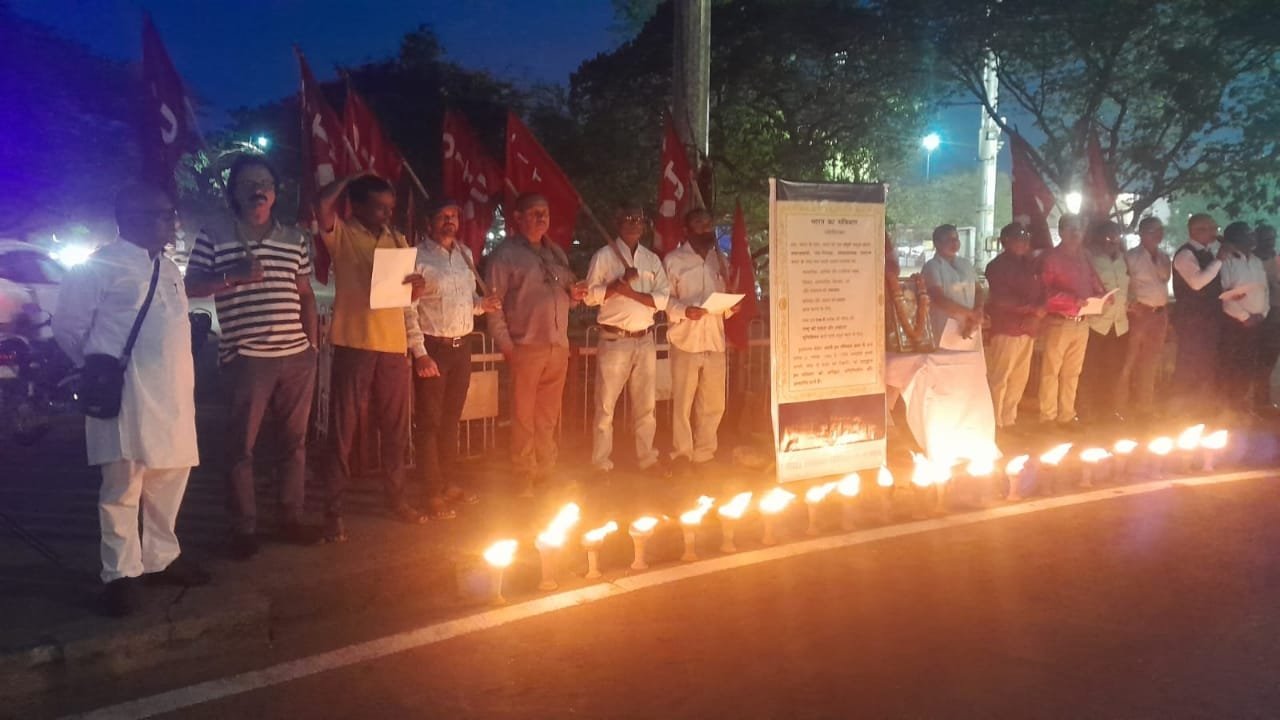 मशाल जलाकर जलियांवाला बाग के शहीदों को किया नमन, संविधान प्रस्तावना का पठन