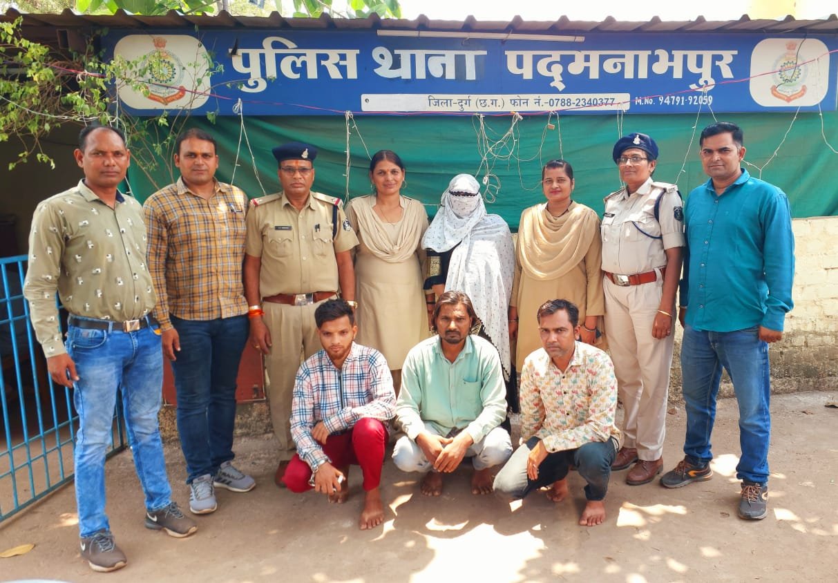 नशे के खिलाफ दुर्ग पुलिस की बड़ी कार्यवाही : नागपुर की विख्यात ड्रग पेडलर ब्राउन शुगर बेचते हुए पकड़ी गई दुर्ग में, 5 लाख कीमत की 235 पुड़िया ब्राउन शुगर जप्त, एक महिला सहित चार गिरफ्तार नशे के खिलाफ दुर्ग पुलिस की बड़ी कार्यवाही : नागपुर की विख्यात ड्रग पेडलर ब्राउन शुगर बेचते हुए पकड़ी गई दुर्ग में, 5 लाख कीमत की 235 पुड़िया ब्राउन शुगर जप्त, एक महिला सहित चार गिरफ्तार