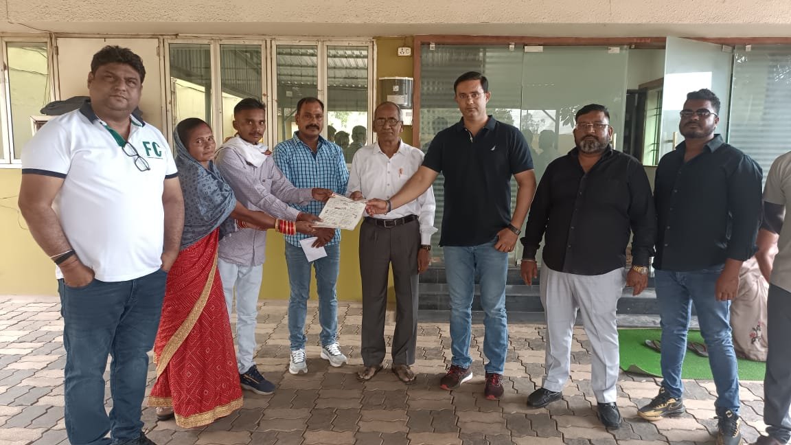 बहन एवं बेटी के हाथ पीले करने भिलाई ट्रक ट्रेलर ट्रांसपोर्ट एसोसिएशन ने बढ़ाया कदम, दी 25-25 हजार की सहयोग राशि