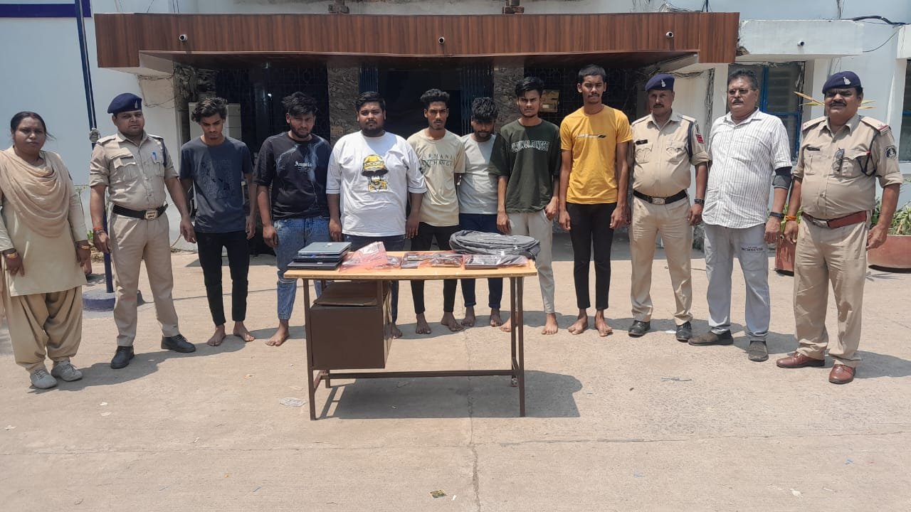 होटल में कमरा हायर कर किया जा रहा था ऑनलाइन सट्टे का कारोबार, पड़ा पुलिस का छापा, 18 मोबाइल तीन लैपटॉप एवं 7 सटोरिया गिरफ्तार