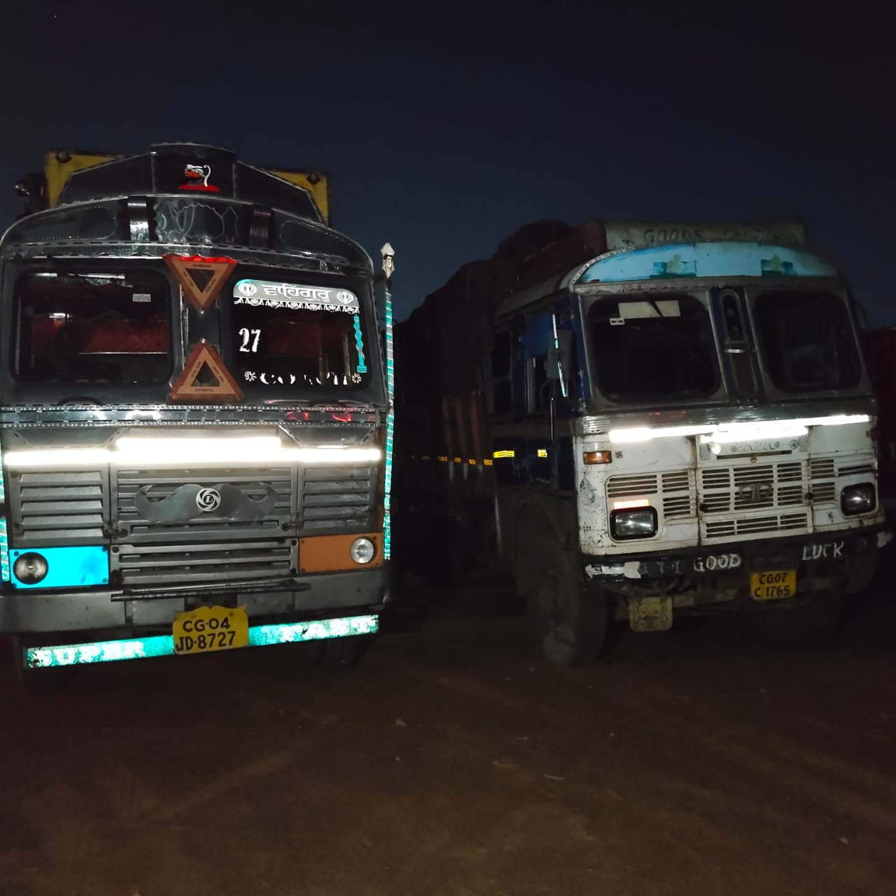 ललित कबाड़ी के यार्ड में दुर्ग पुलिस ने मारा छापा, तीन ट्रकों में कार, बाइक के चेचिस लादकर ले जाने की थी तैयारी, यार्ड किया गया सील, 60 लाख का कबाड़ जप्त