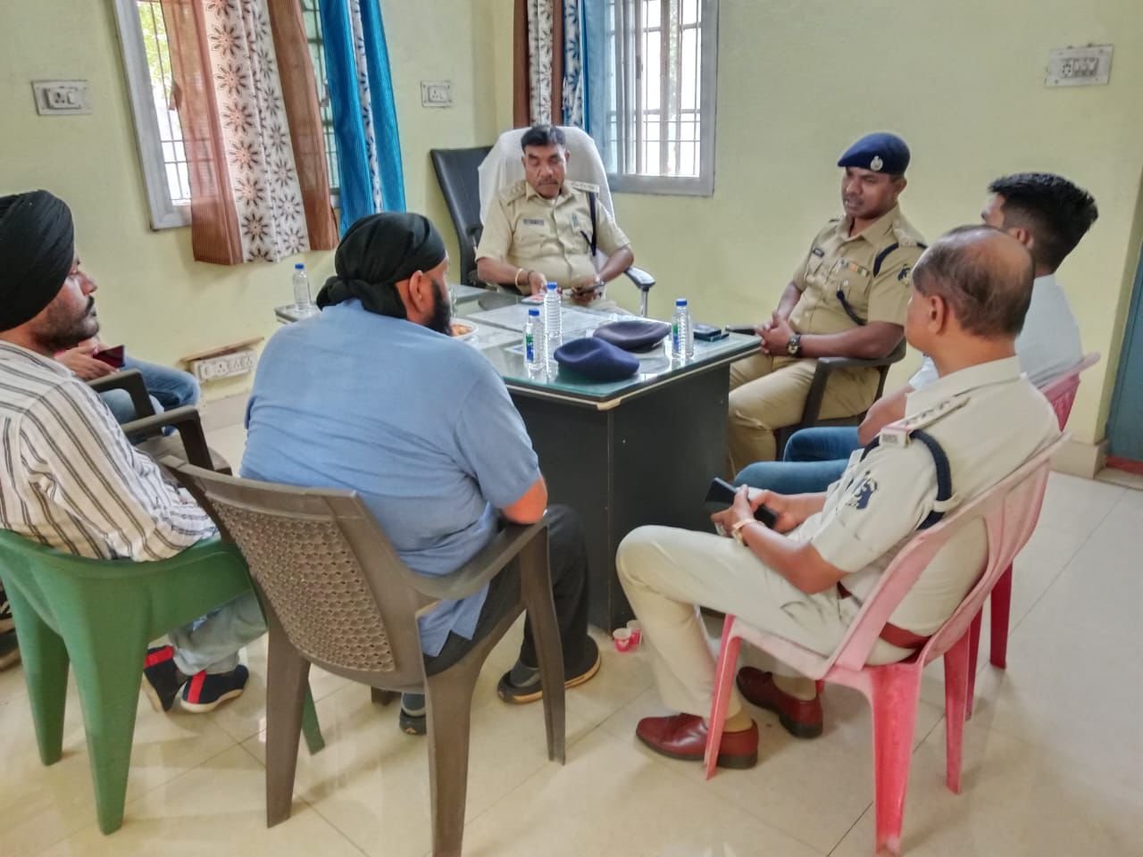 यात्री बसें नहीं चलेगी सर्विस लेन पर, सिग्नल का भी अनिवार्य रूप से करें पालन, यातायात पुलिस के साथ बस संचालकों की त्रिपक्षीय बैठक हुई संपन्न