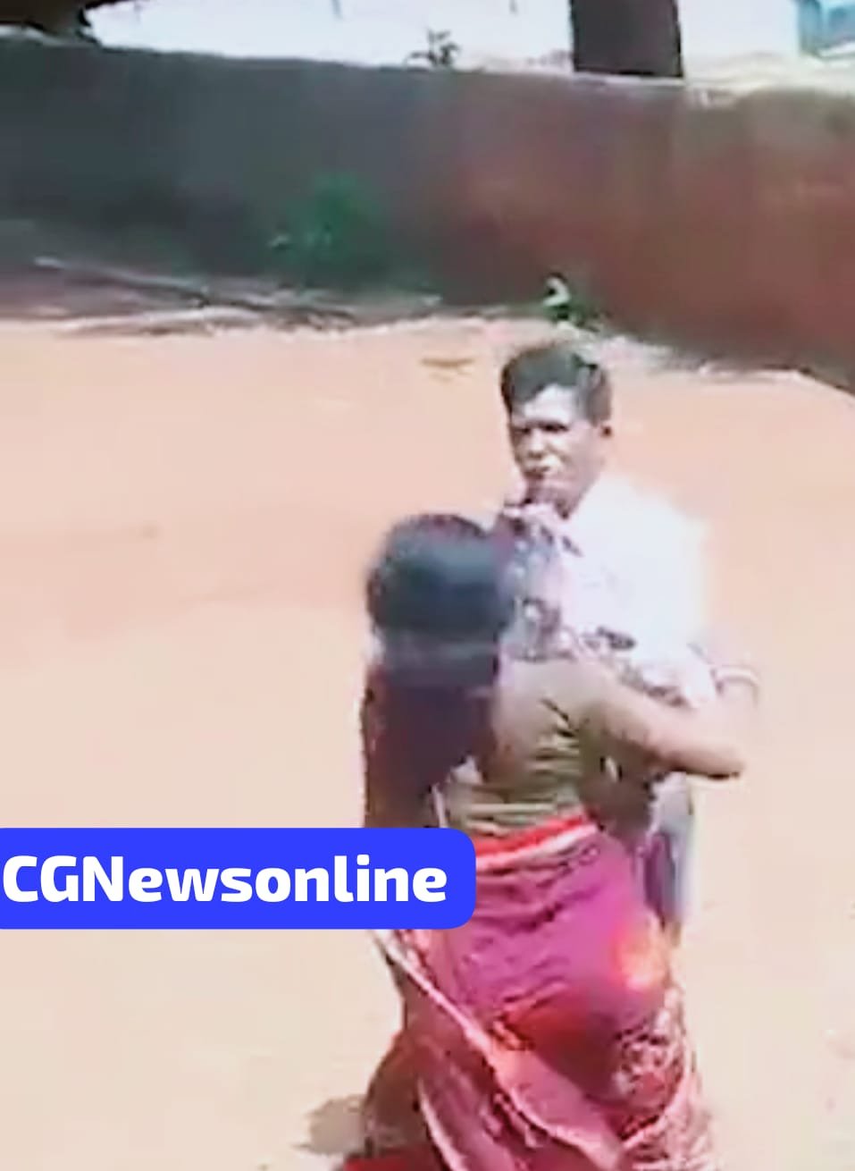 CG BrEaKiNg 🛑 सर्वर डाउन होने पर नहीं दिए रूपये 🛑 आक्रोशित महिला ने मैनेजर को गालियां देते जड़ दिया थप्पड़ 🛑 देखिए विडियो हुआ वायरल