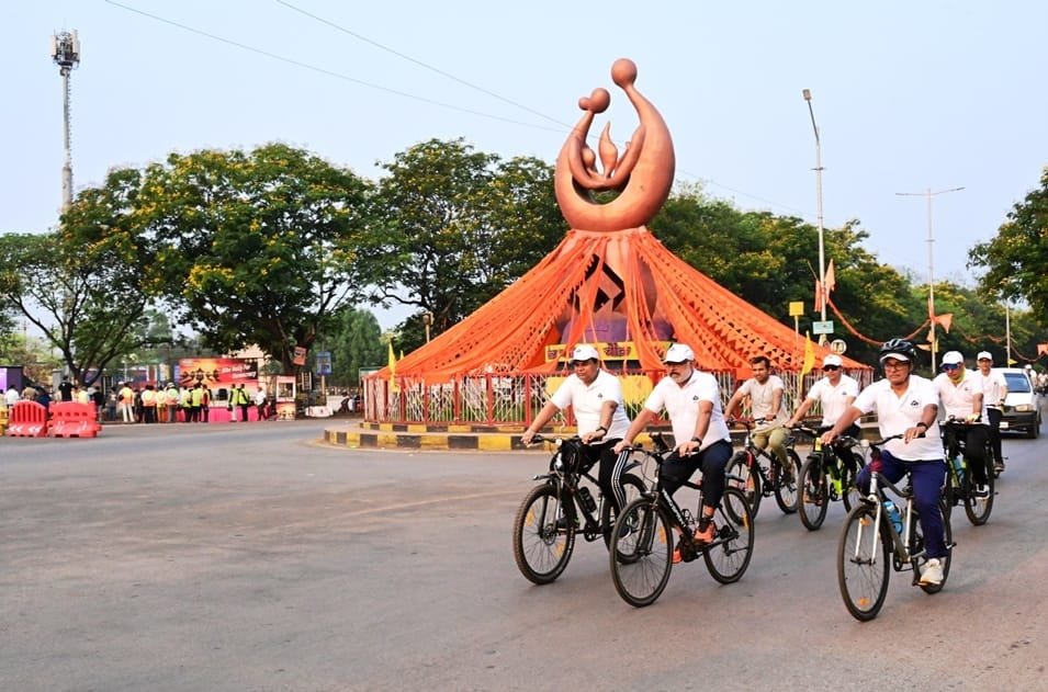 मतदाता जागरूकता हेतु भिलाई-देवबलौदा-भिलाई तक कार्यपालक निदेशक ने युवाओं के साथ चलायी साइकिल, शत प्रतिशत मतदान का दिया संदेश मतदाता जागरूकता हेतु भिलाई-देवबलौदा-भिलाई तक कार्यपालक निदेशक ने युवाओं के साथ चलायी साइकिल, शत प्रतिशत मतदान का दिया संदेश