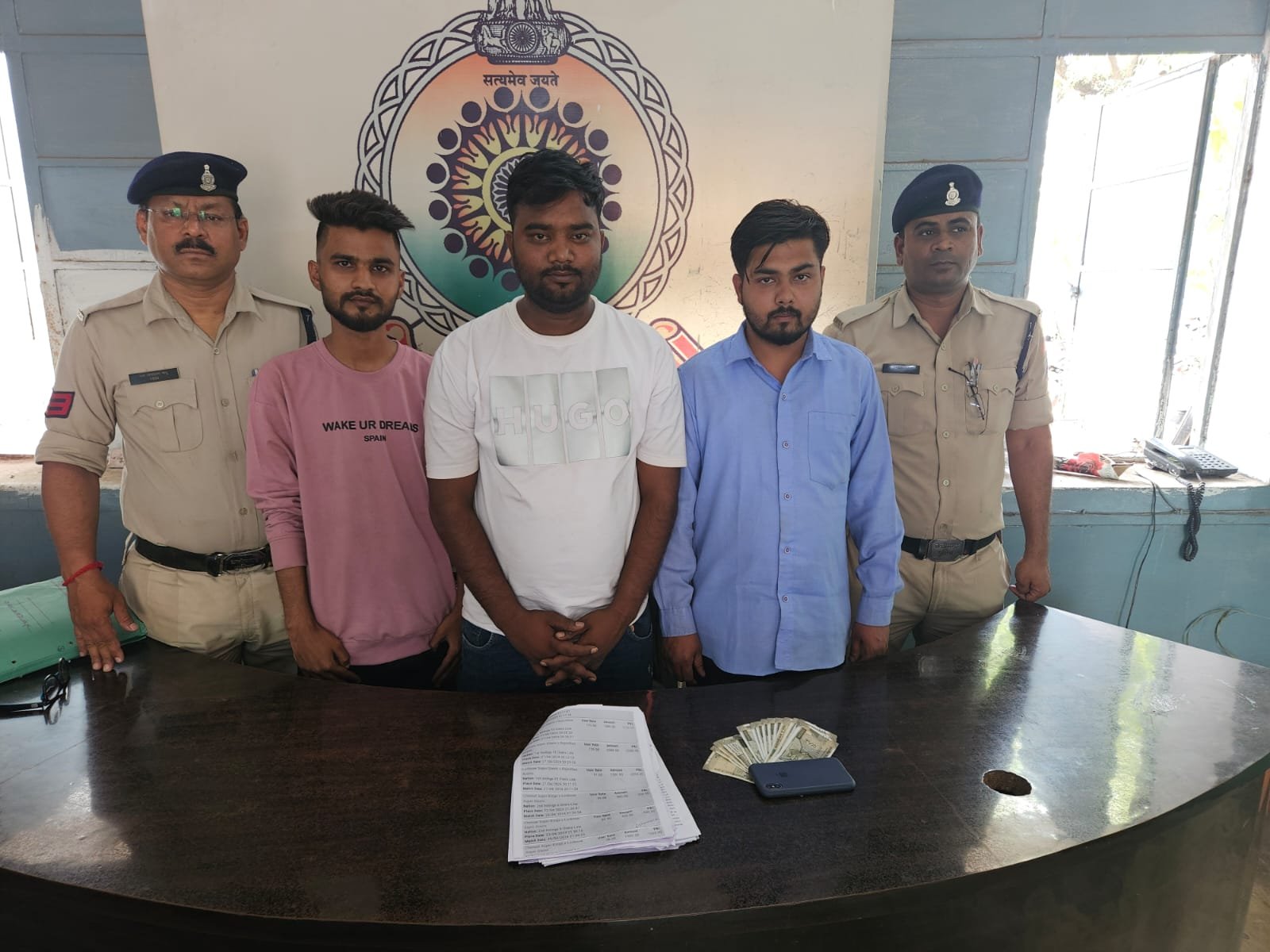 छावनी क्षेत्र के तीन सटोरियों को पकड़ा पुलिस ने, भेजे गए जेल, 8000 नगद एवं एक मोबाइल जप्त
