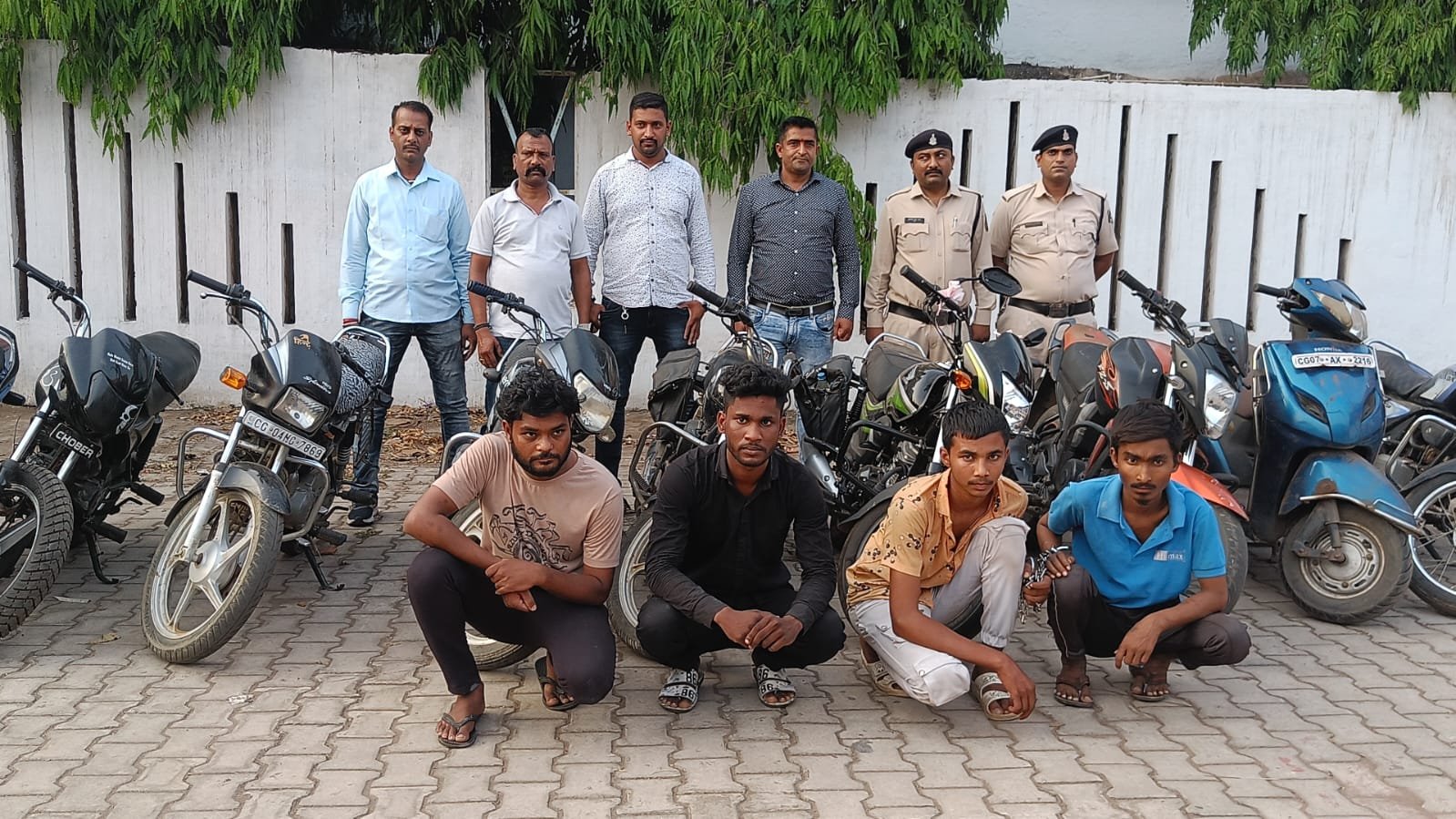 साढ़े 5 लाख कीमत के चोरी गए 11 दुपहिया वाहनों को जप्त किया पुलिस ने, चार आरोपी दुर्ग पुलिस की गिरफ्त में