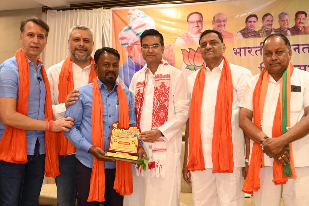 विधानसभा स्तरीय व्यापारी समारोह में शहर के नामचीन 50 से अधिक व्यापारियों का विधायक रिकेश ने किया सम्मान, देश की उन्नति और प्रगति में व्यापारियों का अभिन्न योगदान