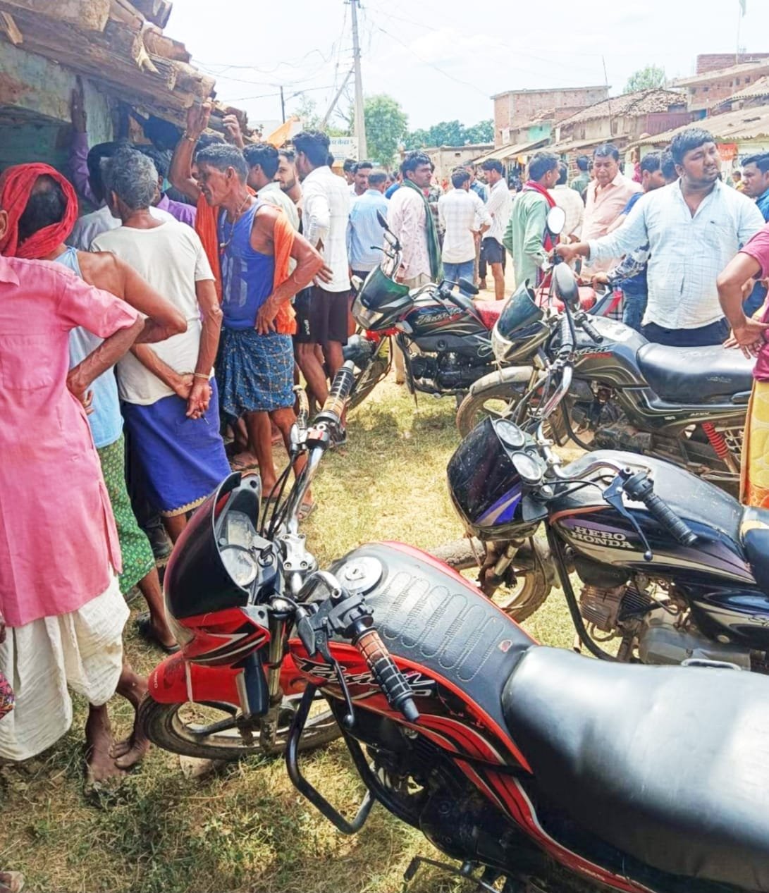 CG Breaking News : कुल्हाड़ी से काटकर एक ही परिवार के पांच की हत्या, आरोपी ने घटनास्थल पर ही फांसी लगाकर की आत्महत्या, जांच में जुटी पुलिस