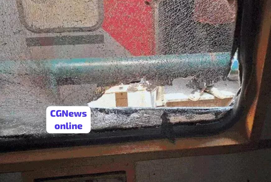 Breaking News 🛑 रायपुर उरकुरा स्टेशन के बीच चलती शालीमार-लोकमान्य तिलक एक्सप्रेस पर खंभा गिरा 🟧 तीन कोच को नुकसान, एसी कोच के कुछ यात्री घायल