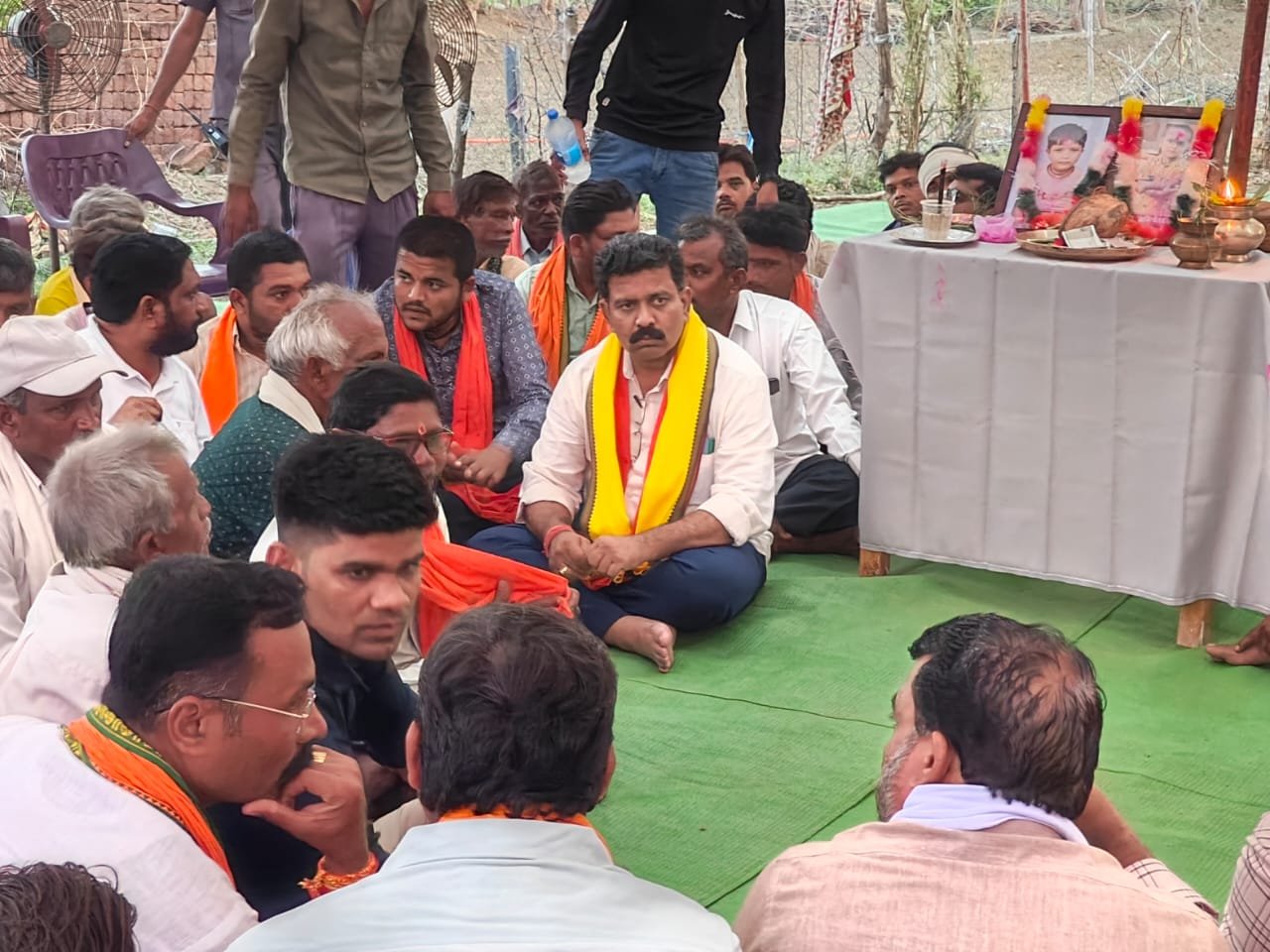 एक ही परिवार के दो छोटे बच्चों की तालाब में डूबने से मौत, उपमुख्यमंत्री ने घर पहुंच परिवारजनों को दी सांत्वना