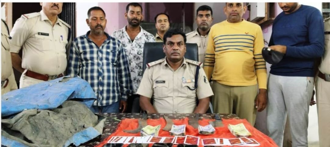 जुआरियों को संरक्षण देने वाले थाना प्रभारी को पुलिस अधीक्षक ने हटाया, फड़ से चार आरोपी गिरफ्तार