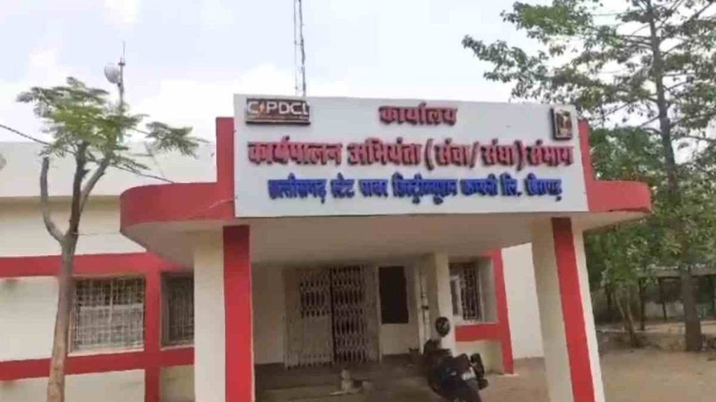 बिजली विभाग की बड़ी लापरवाही, बिना सुरक्षा खंभे पर चढ़ा था कर्मचारी, करंट लगने से हुई मौत