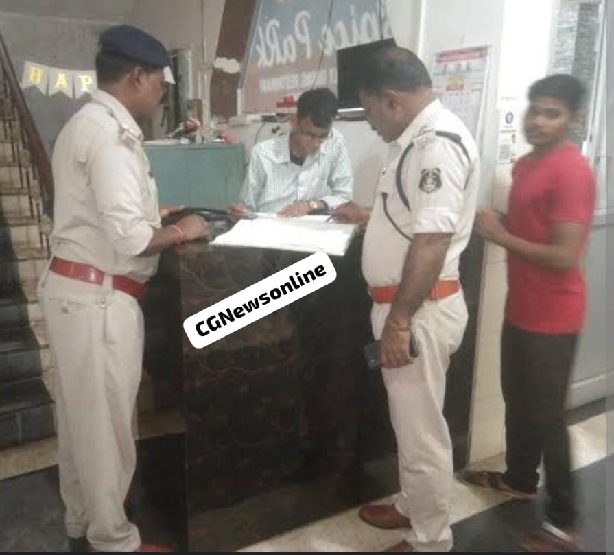 BrEaKiNg News 🔵 शहर के होटल और लॉज में पुलिस का छापा 🛑 दो संदिग्ध जोड़े अलग-अलग कमरों में पकड़ाए 🛑 लॉज संचालक को भी थाना उठा लाई पुलिस 🛑 पूछताछ जारी