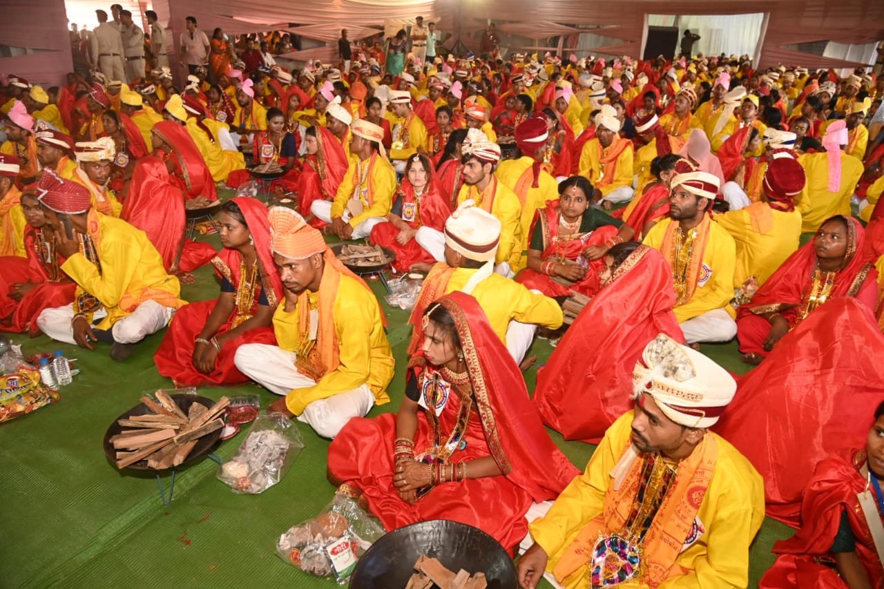 सामूहिक विवाह आयोजन में शादी के लिए दिव्यागों की भीड़ में पहुंचे अधिकांश जोड़े पहले से शादी शुदा 🛑 लेन देन को लेकर हुए विवाद का देखिए विडियो 🔵 आस्था बहुउद्देशीय संस्था भिलाई का आयोजन