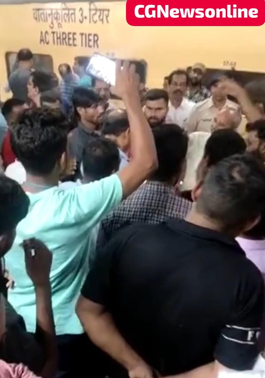 देखिए विडियो 🔥 भीषण गर्मी में रेल यात्रियों से छल 🛑 चेन पुलिंग कर रोकी ट्रेन 🛑 स्टेशन पर मचा हंगामा, कहा – “अभी ठीक करें तभी रवाना होगी एक्सप्रेस