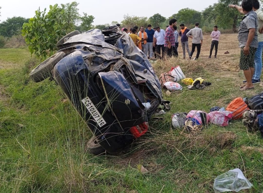 CG Breaking News : NH-49 में अनियंत्रित होकर पलटी कार, सवार पत्नी की हुई मौत, घायल पति हायर सेंटर रेफर, बच्चे को आई चोट
