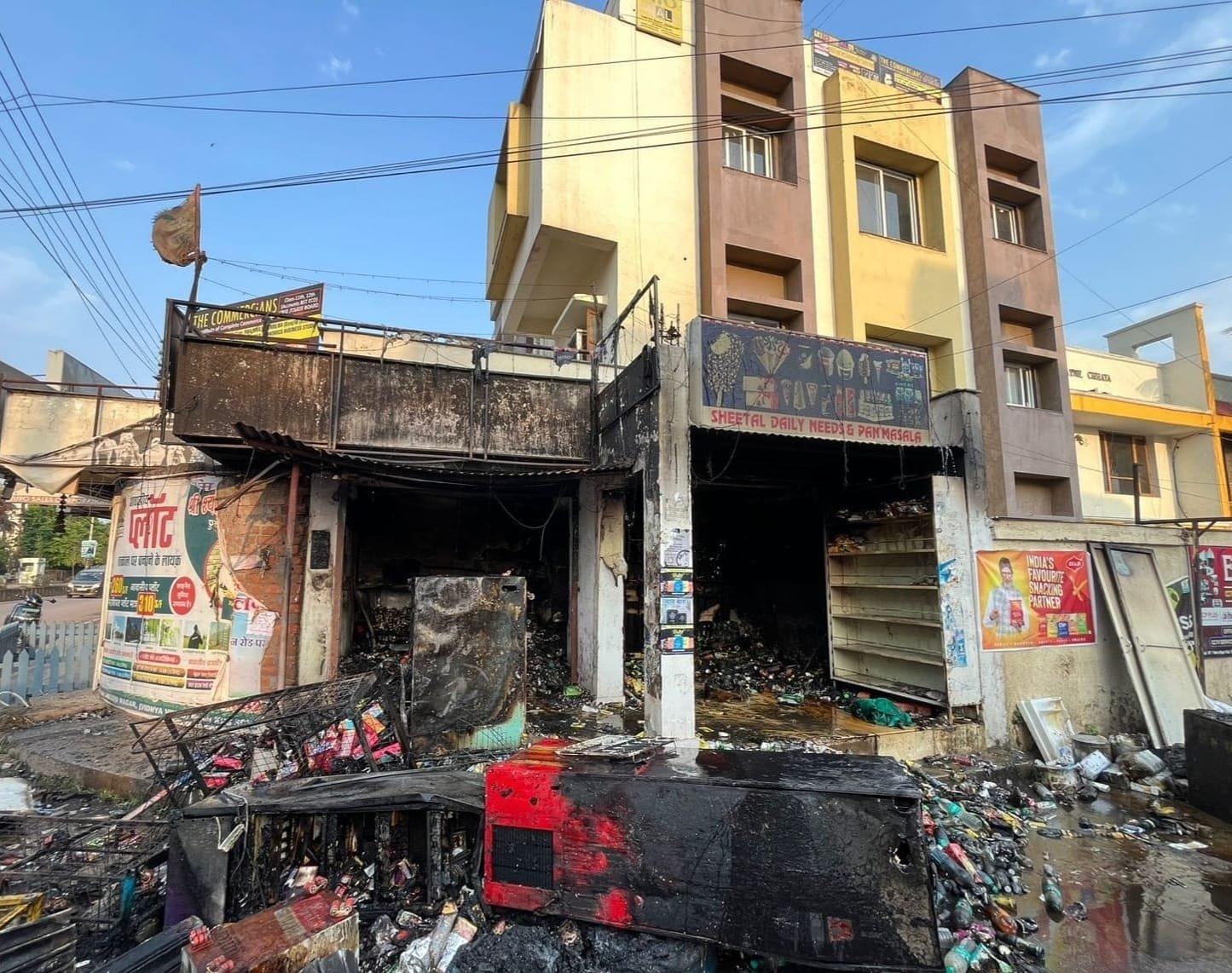 नेहरू नगर स्थित शीतला डेली नीड्स दुकान में लगी भीषण आग, दो गाड़ी पानी की बौछार से फायर टीम ने बुझाई आग नेहरू नगर स्थित शीतला डेली नीड्स दुकान में लगी भीषण आग, दो गाड़ी पानी की बौछार से फायर टीम ने बुझाई आग