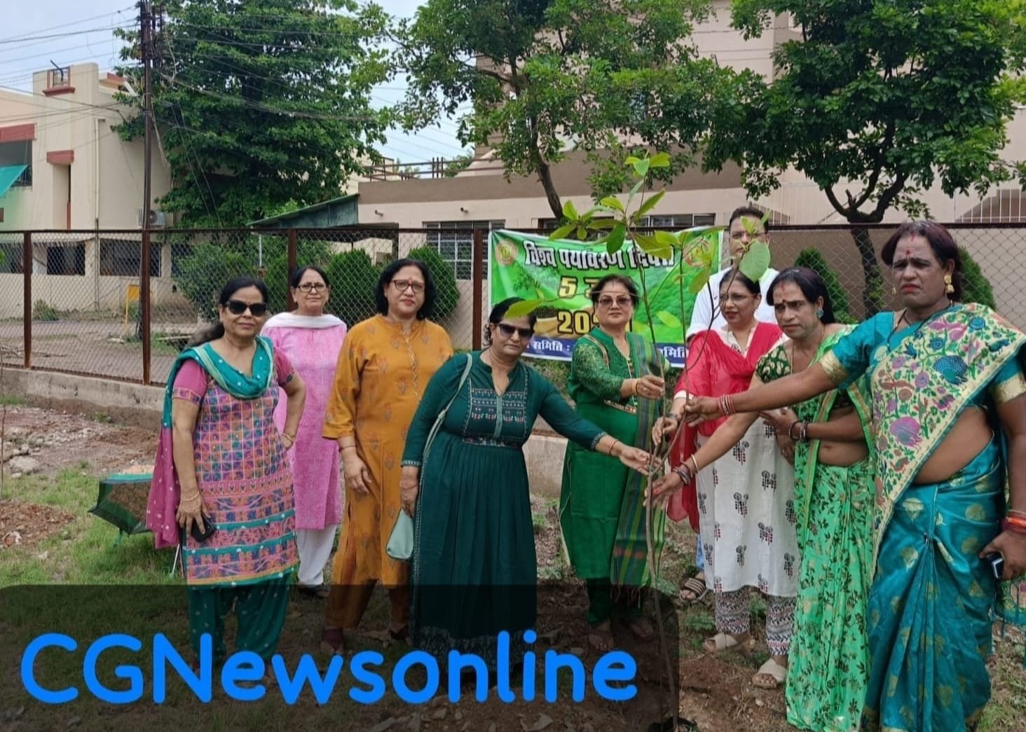 संघर्ष एक जीवन समिति ने ट्रांसजेंडर समुदाय के साथ किया पौधरोपण 🟩 सूर्य विहार कॉलोनी और शंकराचार्य कालेज में पौधे लगा देखभाल का भी लिया संकल्प