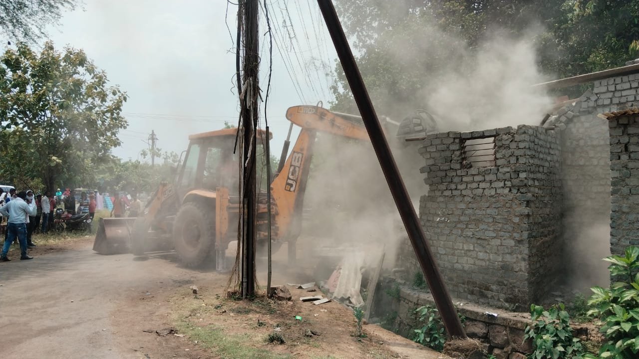 10 वर्षों से बना रखा था आलीशान मकान, बीएसपी इंफोर्समेंट टीम पहुंची तो पार्षद बने रोड़ा, थाना प्रभारी एवं कार्यपालक मजिस्ट्रेट ने संभाला मोर्चा ढ़हा दिया अवैध कब्जा