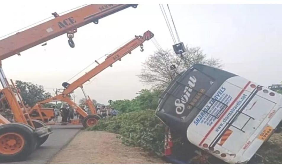 छत्तीसगढ़ के यात्रियों से भरी बस यूपी में पलटी 🛑 65 लोग वैष्णोदेवी दर्शन कर रहे लौट रहे थे 🛑 3 की मौत 40 घायलों के नाम आए सामने, दुर्ग जिले से गई थी बस 🟦 सीएम विष्णुदेव साय ने जताया दु:ख