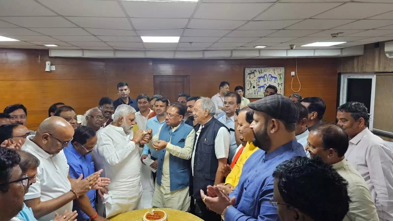 पूर्व विधानसभा अध्यक्ष प्रेम प्रकाश ने मुख्यमंत्री विष्णु देव एवं नवनिर्वाचित सांसदों के साथ नई दिल्ली में मनाया जन्मदिवस